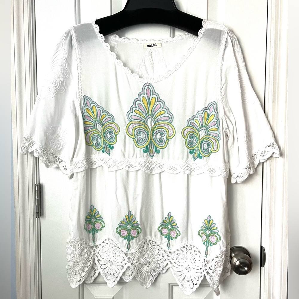 Selfie Couture Trendology Pullover White Blouse with crochet lace